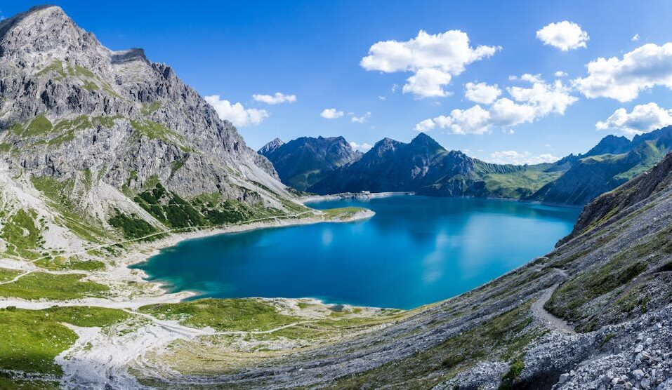 Top 5 Mysterious lakes in the world: दुनिया की पांच अजीबो गरीब और रहस्यमयी झीले